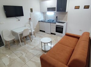 شقة (One bedroom apartment (Milutin)) | غرفة المعيشة | تلفزيون بشاشة مسطحة بحجم 32-بوصة يعرض قنوات تلفزيونية باشتراك مدفوع