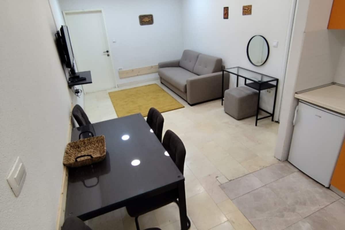 Apartment (One bedroom apartment (Milovan)) | Wohnzimmer | 32-Zoll-Flachbildfernseher mit Kabelempfang