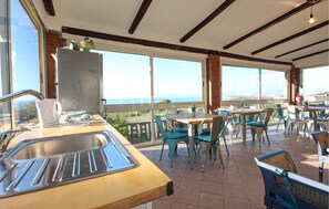 Refrigerador, parrilla de estufa, lavavajillas y cafetera y tetera 