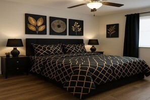A bedroom with a bed, two bedside tables, and a ceiling fan. - Cozy 2-bedroom house in beautiful Melbourne with AC (Melbourne)