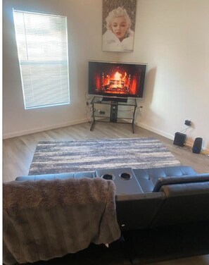 Interior - Cozy 2-bedroom house in beautiful Melbourne with AC (Melbourne)