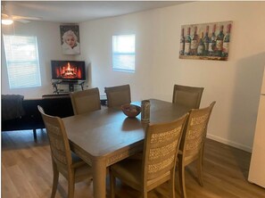 Dining - Cozy 2-bedroom house in beautiful Melbourne with AC (Melbourne)