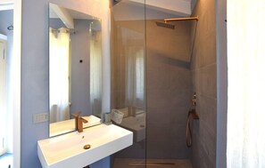 Shower - Awesome home in San Nicola Arcella with WiFi (San Nicola Arcella)