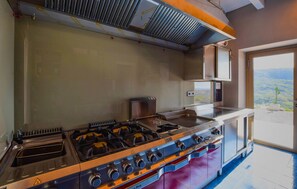 Fridge, stovetop, dishwasher, coffee/tea maker - Awesome home in San Nicola Arcella with WiFi (San Nicola Arcella)
