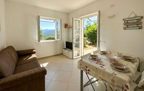 TV - Cozy home in Magliolo with sauna (Magliolo)