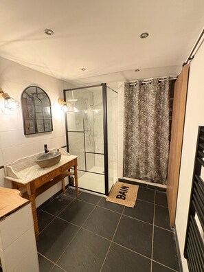 Dusche, Seife, Toilettenpapier