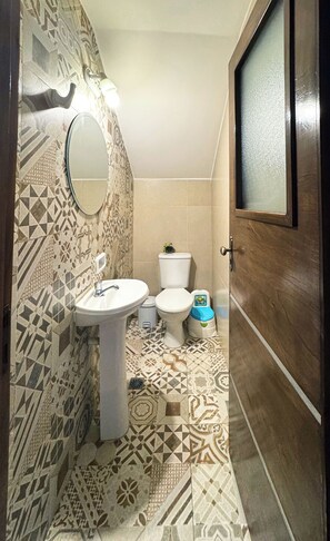 Comfort House, Balcony, Courtyard View | Bathroom | Shower, towels, soap, shampoo - Casa estilo americano de 2 habitaciones (Asunción)