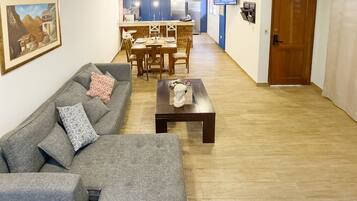 Casa Confort, balcón, vista al patio | Área de sala de estar