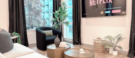 Una televisión, una oficina