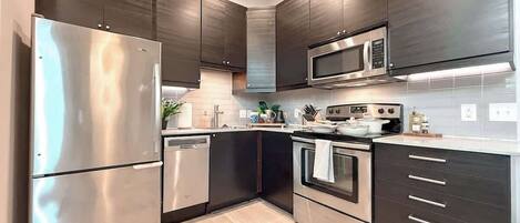 Kjøleskap, mikrobølgeovn, ovn og kokeplater