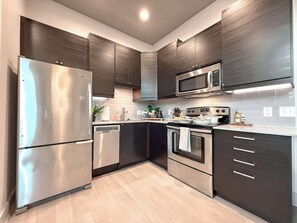 Fridge, microwave, oven, stovetop - Central 1B1B Studio - Magnolia - Hospital District (Fort Worth)