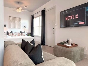 Interior - Central 1B1B Studio - Magnolia - Hospital District (Fort Worth)