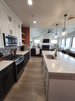 Private kitchen - Apartment - Penthouse apartment above our office, offers views of the park and snake river (Idaho Falls)