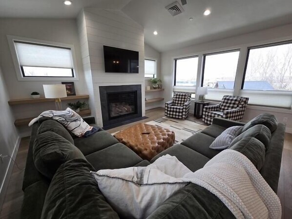 Smart TV, fireplace