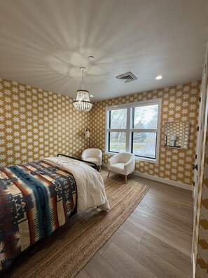 1 bedroom - Apartment - Penthouse apartment above our office, offers views of the park and snake river (Idaho Falls)