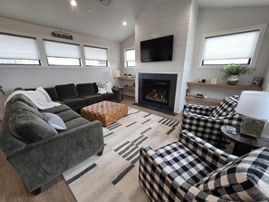 Living area - Apartment - Penthouse apartment above our office, offers views of the park and snake river (Idaho Falls)