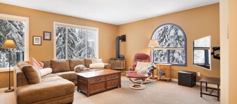 Spacious 3 bedroom cabin w/hot tub, pet-friendly, close to village, ski-in & out