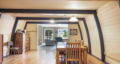 Spacious 3 bedroom cabin w/hot tub, pet-friendly, close to village and trails
