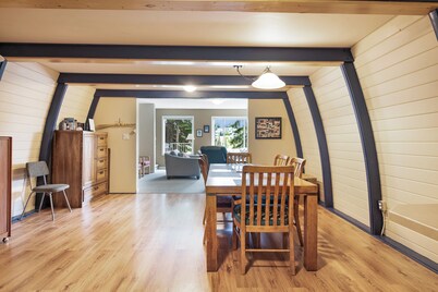 Spacious 3 bedroom cabin w/hot tub, pet-friendly, close to village and trails