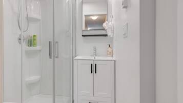 Douche, sèche-cheveux, serviettes fournies, savon