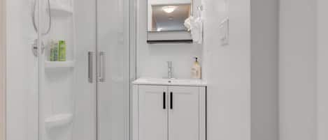 Douche, séchoir à cheveux, serviettes fournies, savon