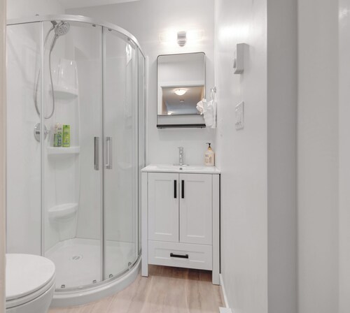 Spacious 3 bedroom cabin w/hot tub, pet-friendly, close to village and trails