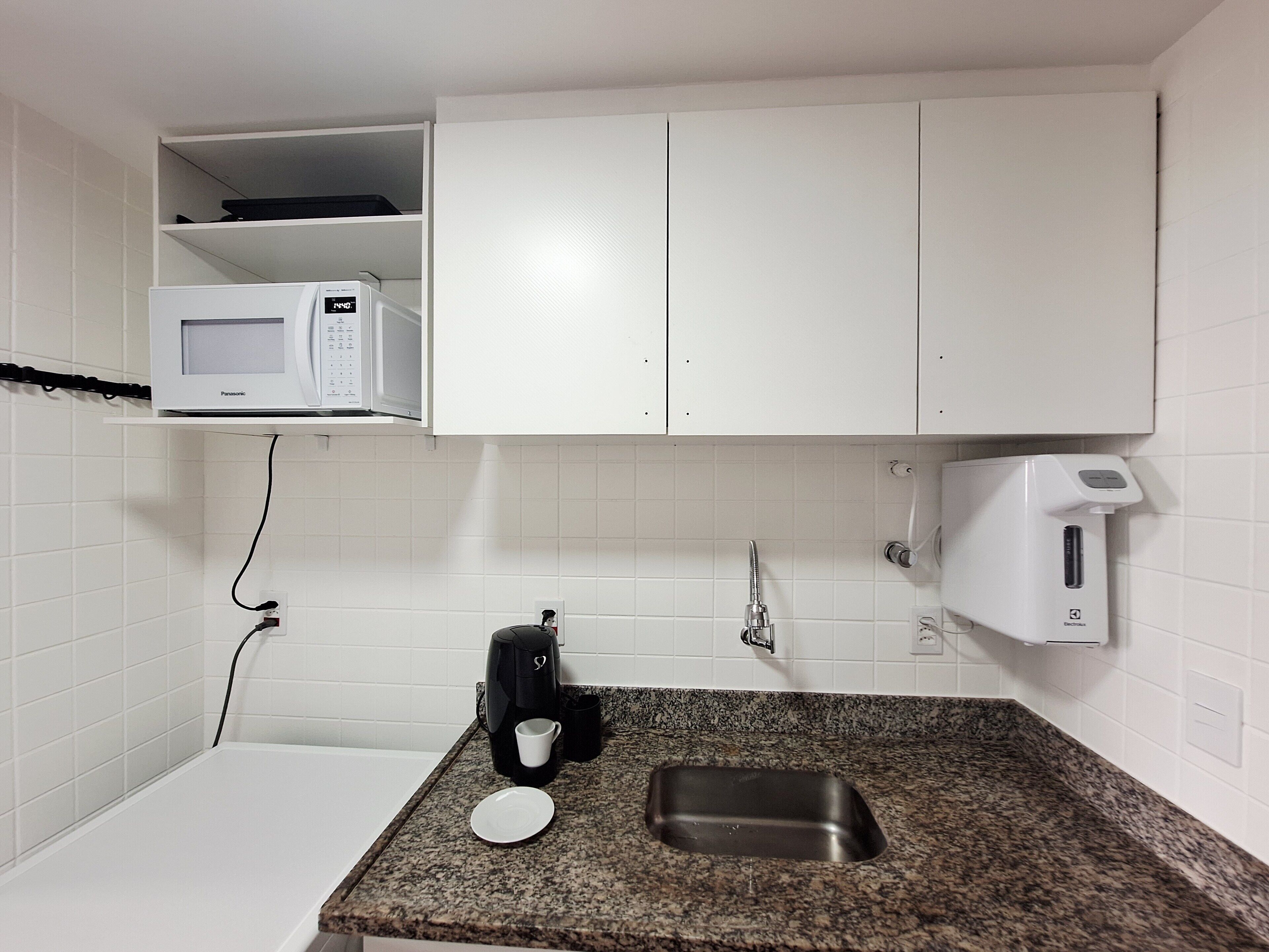Geladeira, micro-ondas, cooktop, cafeteira/chaleira