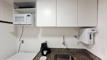 Geladeira, micro-ondas, cooktop, cafeteira/chaleira