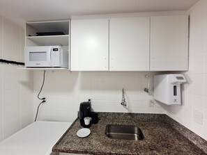 Geladeira, micro-ondas, cooktop, cafeteira/chaleira