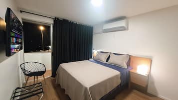 Escrivaninha, ferros/tábuas de passar roupa, berço de viagem