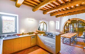 Fridge, microwave, dishwasher, cookware/dishes/utensils - Amazing home in Cinigiano (Cinigiano)