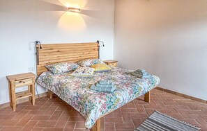 Travel cot, free WiFi - Amazing home in Cinigiano (Cinigiano)