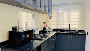 패밀리 아파트 | 전용 주방 | 미니 냉장고, 전자레인지, 쿡탑, 조리 도구/접시/주방 기구
