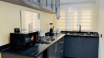 Familieleilighet | Eget kjøkken | Minikjøleskap, mikrobølgeovn, kokeplater og kjøkkenutstyr