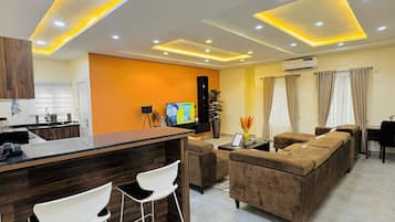 Deluxe-Apartment, Balkon | Wohnbereich