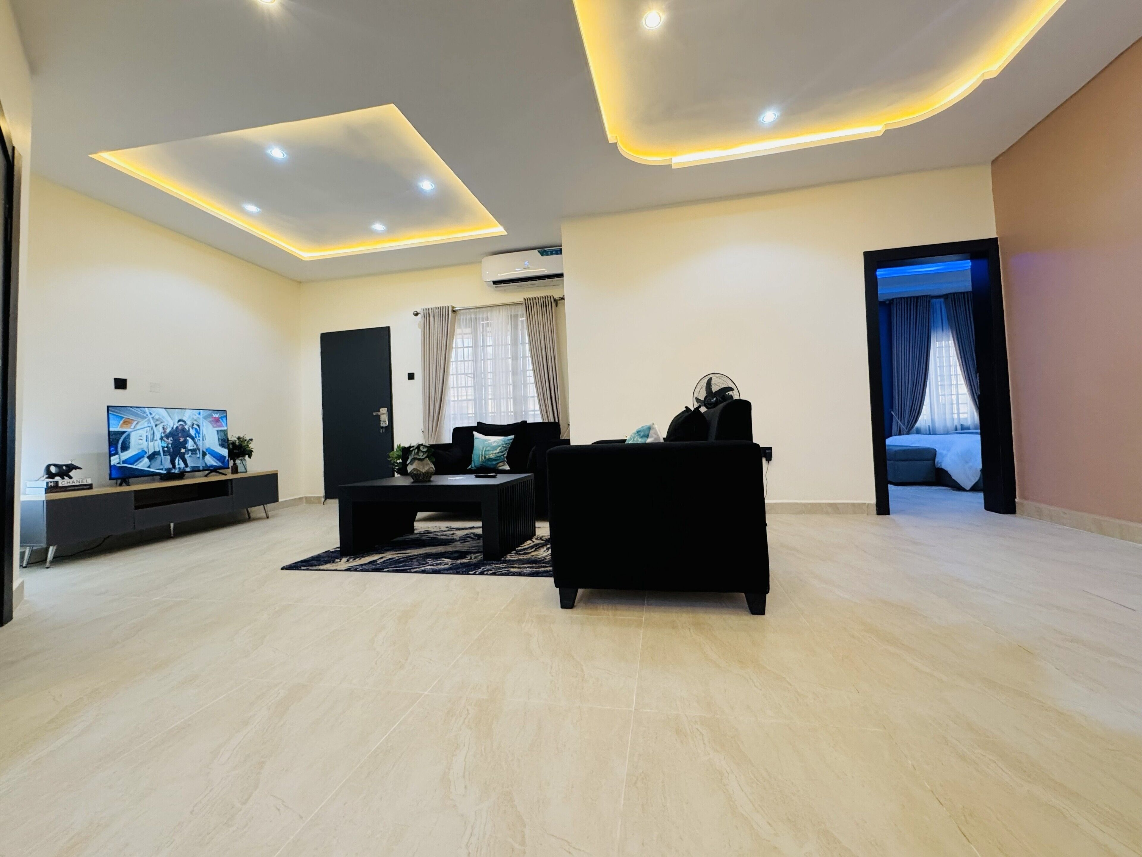 Familieleilighet | Oppholdsområde | En 44-tommers smart-TV med digitale kanaler