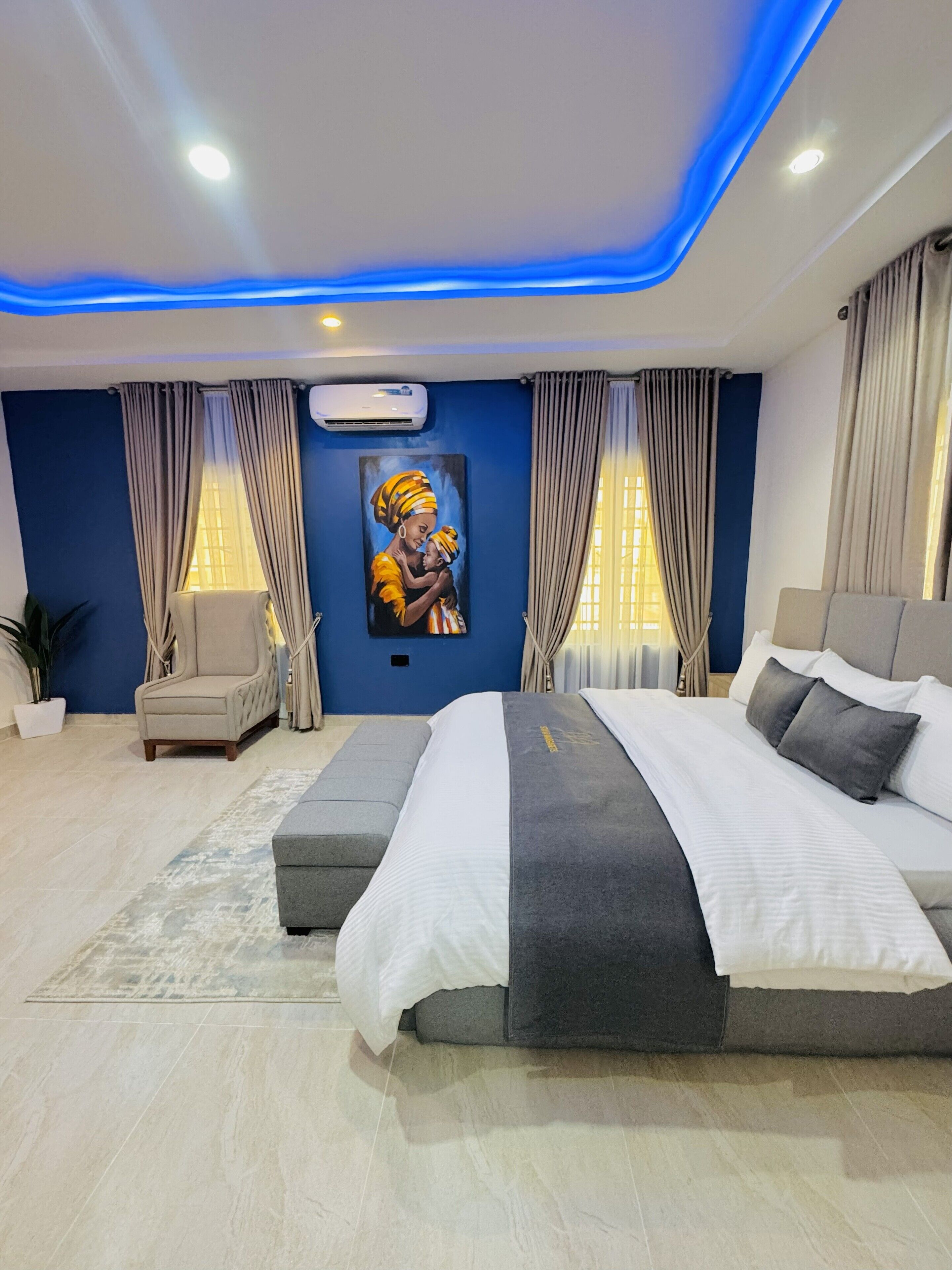 Familie appartement | Bedden met traagschuimmatrassen, een bureau, een laptopwerkplek