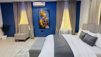 Familie appartement | Bedden met traagschuimmatrassen, een bureau, een laptopwerkplek