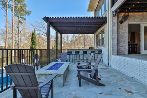 Terrace/patio - The Peach State Lakehouse | Sleeps up to 18 (Lizella)