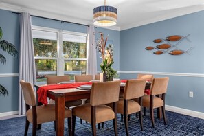 Dining - 4BR Htd Pool, 10 MIN to Beach, Mini Golf, Fire Pit (Bradenton)