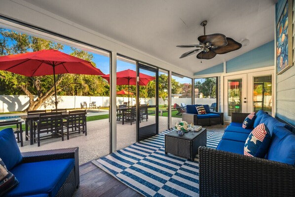 Outdoor dining - 4BR Htd Pool, 10 MIN to Beach, Mini Golf, Fire Pit (Bradenton)