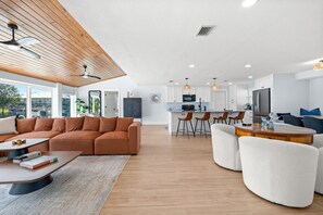 Fernseher, Tischfußball, Bücher