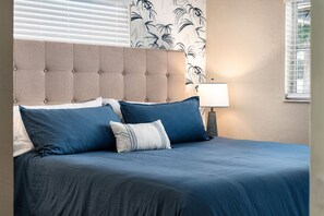 Iron/ironing board, travel cot, WiFi, bed sheets - FUN! - 12 min to Beach, 10 min to IMG, Heated Pool (Bradenton)