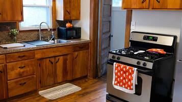 Køleskab, mikrobølgeovn, ovn, kogeplade