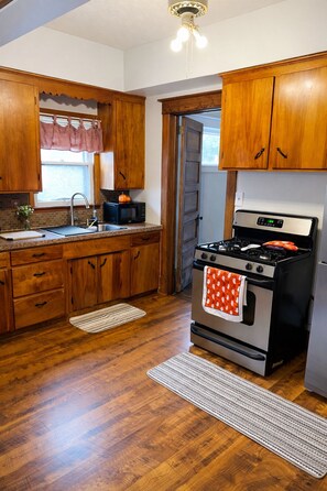 Frigorifero, microonde, forno, piano cottura