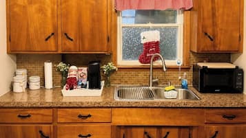 Cafetera y tetera, refrigerador, microondas y parrilla de estufa