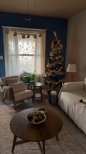 Una Smart TV, una chimenea