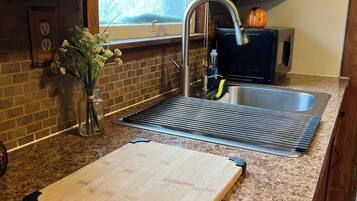 Coffee/tea maker, fridge, microwave, stovetop