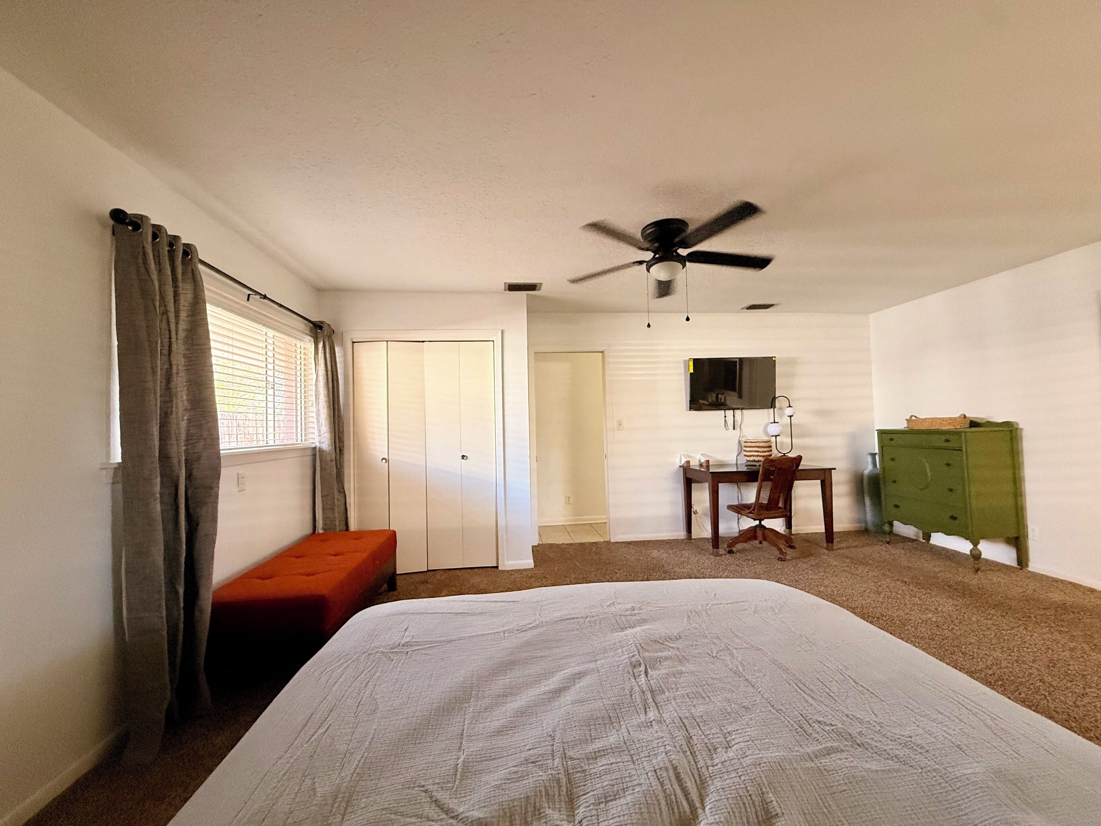 1 dormitorio, tabla de planchar con plancha, wifi y ropa de cama