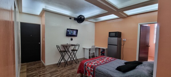 3 bedrooms, desk, iron/ironing board, free WiFi